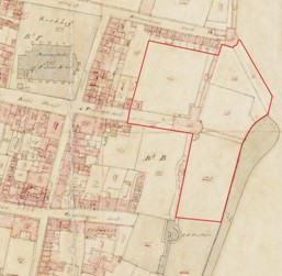 <p>De kadastrale kaart uit 1832 met rood omlijnd het bezit van koopman Jan Hendrick Nieuwenhuijs. Naast het pand het Leidackbezat hij ook een groot deel van het bouwblok, de voormalige stadsmuur en een groot perceel daarbuiten. Perceel 114 omvatte het herenhuis met waltoren (en koepel), perceel 115 was de voorplein tussen het huis en de Tengnagelshoek. De boventuin is het huidige schoolplein (perceel 117) waar zich ook de kelder bevond waarin een bloemenkast stond (116). De benedentuin was het omvangrijke lager gelegen stuk grond buiten de stadsmuur bestaande uit de percelen 111, 112, 113 en 193. In 1839 werden alle percelen verkocht aan de zuidelijke ‘buurman’, de Rooms-Katholieke gemeente (percelen 195, 196 (pastorie) en 197). (RCE beeldbank)</p>
